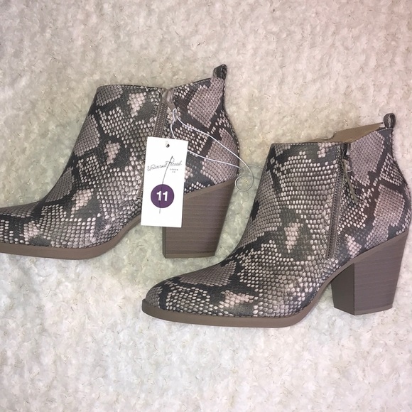 Universal Thread Jameson Snakeskin Zip Bootie 6.5 - Picture 2 of 7